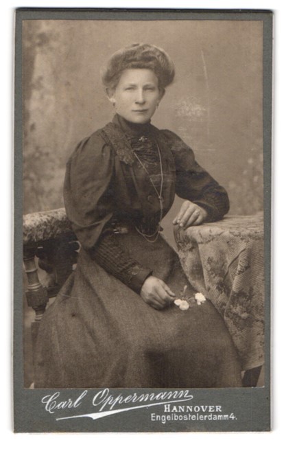 Photograph Carl Oppermann, Hanover, Engelbostelerdamm 4, portrait young lady i