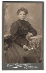 Photograph Carl Oppermann, Hanover, Engelbostelerdamm 4, portrait young lady i