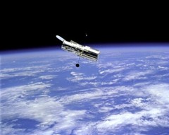 New NASA Photo: Hubble Space Telescope above Planet Earth, 1997 – 6 Sizes!