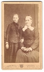 Photograph Gustav Wetzel, Dresden, Prague Str. 6, young woman with elegant collar