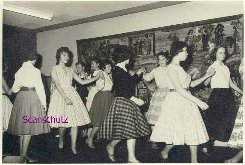 The dance of beautiful girls, 1 photo; DIN A 4, black and white, studio: no details