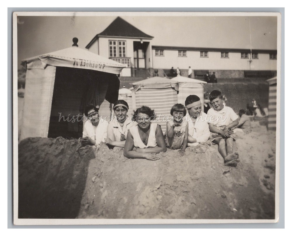 Family in Sandburg in front of beach tent Behse 27 – old photo 1930s