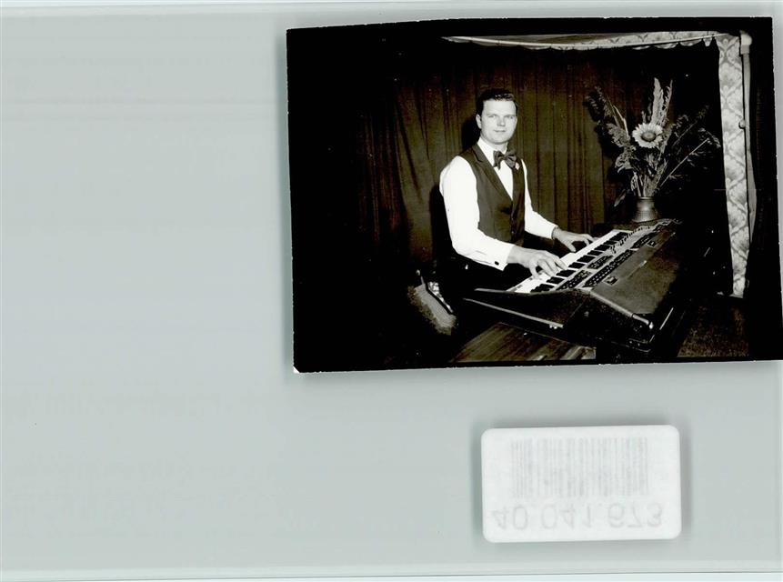 40041673 – 6431 Raboldshausen Gasthaus Hoffmann entertainer on organ