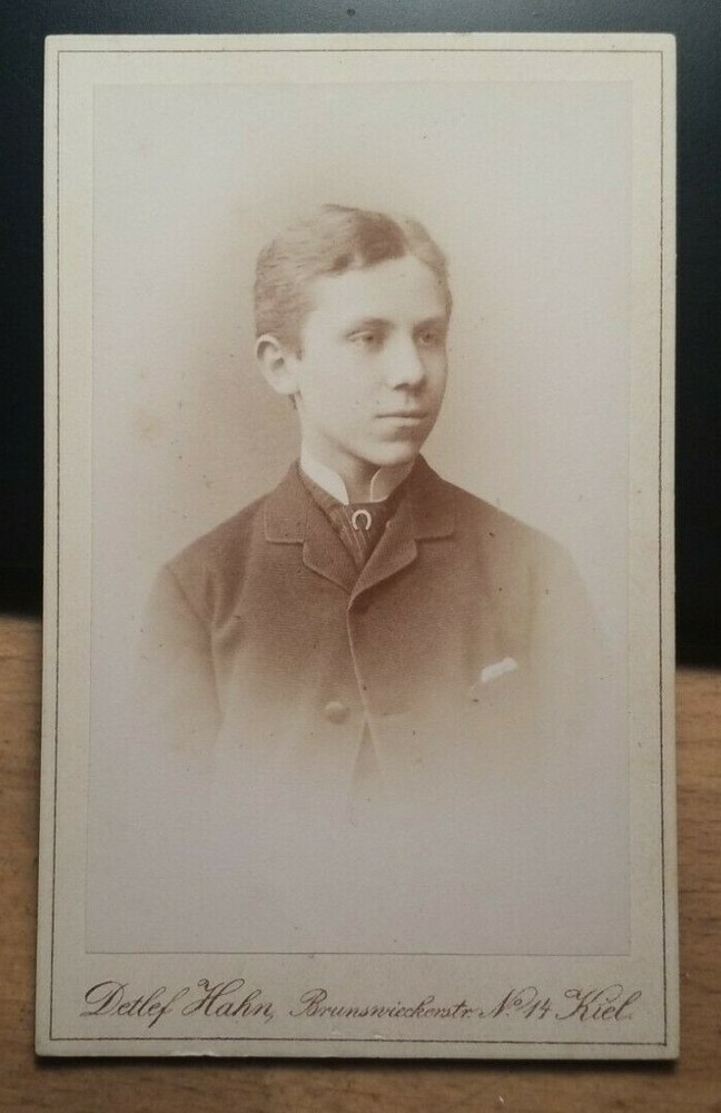 Boy in suit portrait/CDV Detlef Hahn Kiel