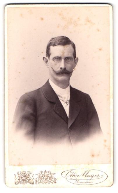 Photograph Otto Mayer, Dresden, Pragerstr. 38, Portrait Man in Suit with Kaise