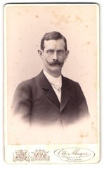 Photograph Otto Mayer, Dresden, Pragerstr. 38, Portrait Man in Suit with Kaise