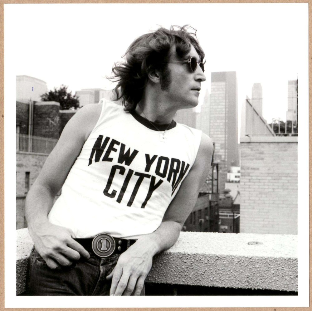 SIGNED BOB GRUEN JOHN LENNON FACING TO HIS LEFT IN NEW YORK CITY T-SHIRT 1974