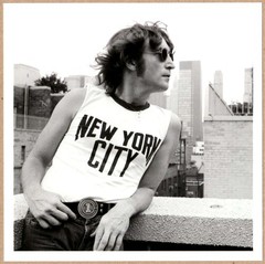SIGNED BOB GRUEN JOHN LENNON FACING TO HIS LEFT IN NEW YORK CITY T-SHIRT 1974