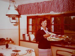 «HOUSEHOLD»: PHOTO, COLOUR PHOTO, LADY, KITCHEN, LIFESTYLE, FURNISHING, FASHION, LIVING!