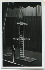 K7894 Foto Artisten Zirkus Akrobaten Circus Künstler Girls Mädchen Frau Boy