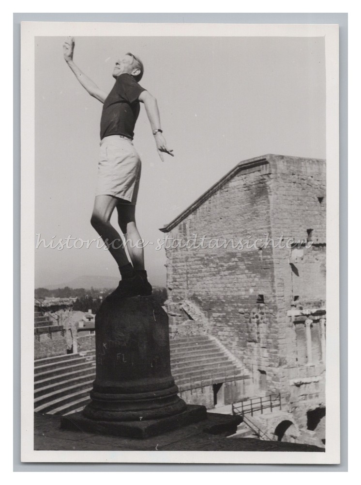 Orange / France – Amphitheatre – Man as Statue – Vintage Photo 1950s