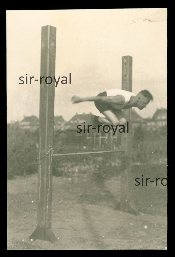Athlete Jumps High Above Obstacle – 1930s – Snapshot – Photo 5x8cm