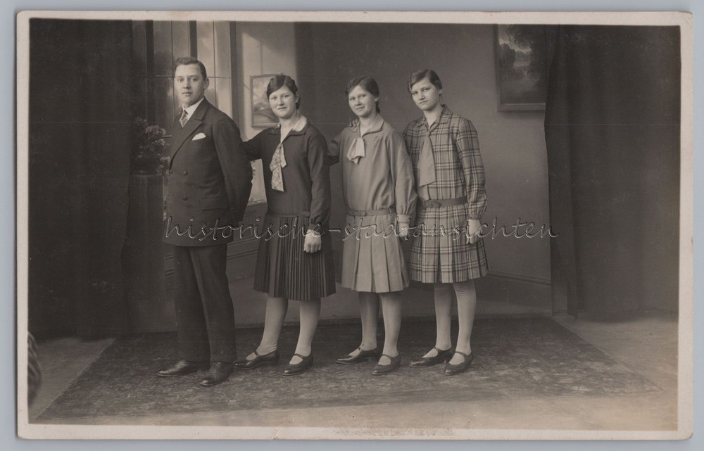 Portrait Woman and Man in Row – Vintage Photo 1920s 1930s