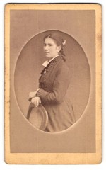 Photograph Carl Hempel, Pössneck, young pretty woman with hat in hand