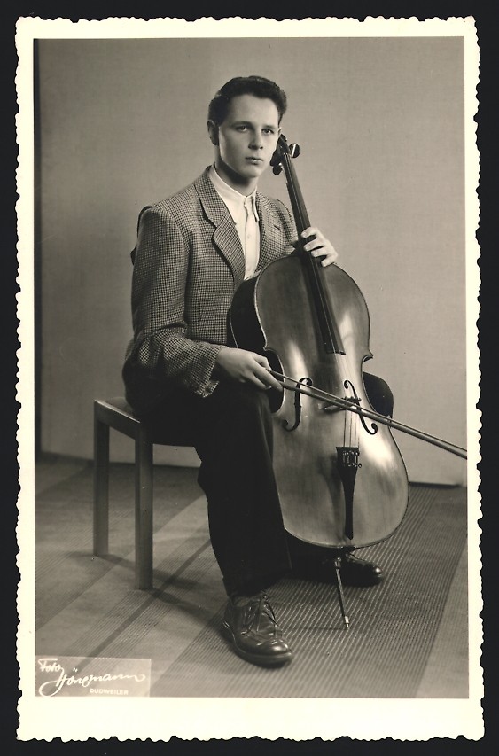 Photograph Höhnemann, Dudweiler, musician Friedrich Zickfeld with cello, 1959