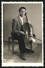 Photograph Höhnemann, Dudweiler, musician Friedrich Zickfeld with cello, 1959