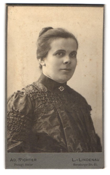 Photograph Adolph Richter, Leipzig, Merseburger Str. 61, portrait of a woman