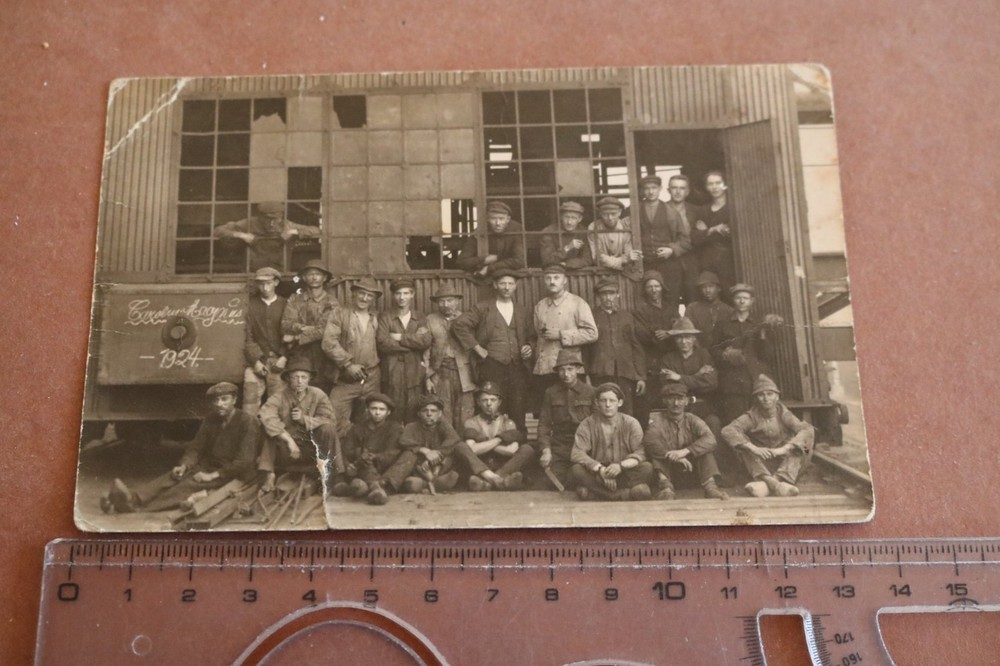 Great old group photo workers 1924 sign?