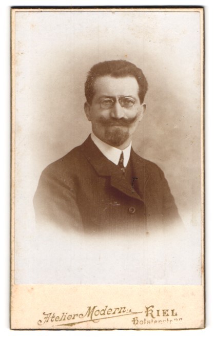 Photography studio modern, Kiel, Holstenstr. 22, Portrait Man in Suit with Two