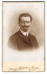 Photography studio modern, Kiel, Holstenstr. 22, Portrait Man in Suit with Two
