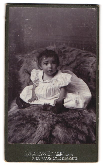 Photograph Theodor Paulsen, Kiel-Gaarden, Augustenstraße 25, toddler in white