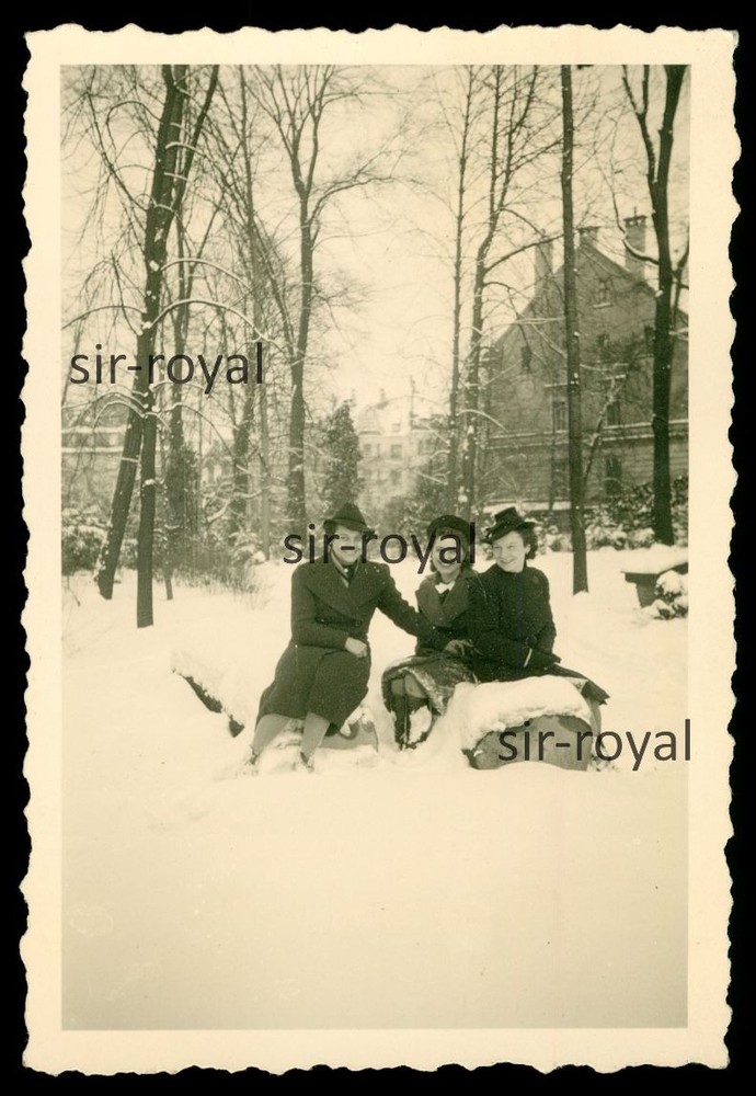 Dortmund 1940 – Pretty Women in Stadewäldchen in Snow – 1940s – Photo 6x9cm