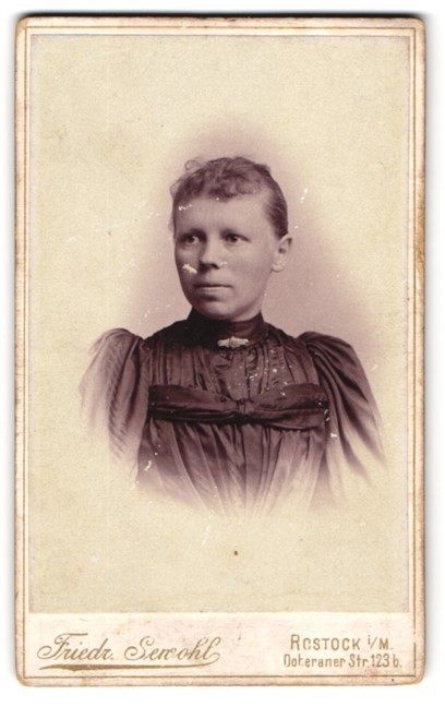 Photograph Friedr. Senohl, Rostock i. M., Doteraner Str. 123b, common lady