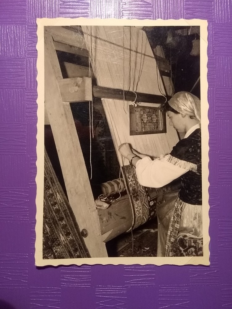 Altes Foto antik Vintage Frau Woman Kopftuch Weberinn Handwerk Stoff old Photo