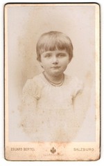 Photography Eduard Bertel, Salzburg, Franz Josefs-Quai, girl with modern fri