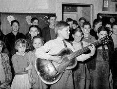Russell Lee Photo, «Boy Playing and Singing, Oklahoma» 1940