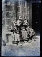 Glass negative, 13×18 cm, 2 women, 1 child, in Le Folgoët, Finistère