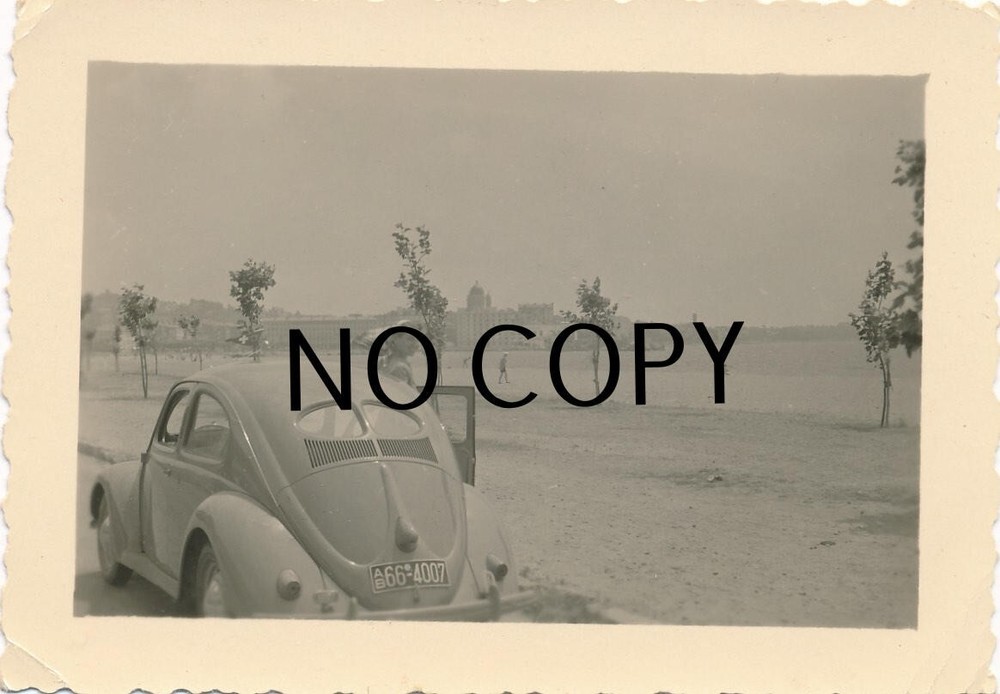 Photo Vintage VW Beetle Car in Nice H1.30