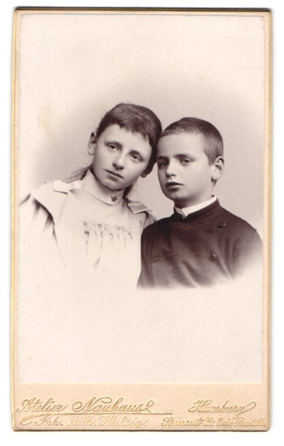 Photography studio Nauhaus, Hamburg, Speersort 24, brother and sister in Sonn