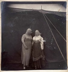 ORIGINAL DIANE ARBUS PRINT GIFT TO CIRCUS SWORD SWALLOWER & SISTER + ARBUS BOOK