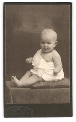 Photograph Samson & Co., Bremen, Domshof 26/28, toddler with pearl necklace