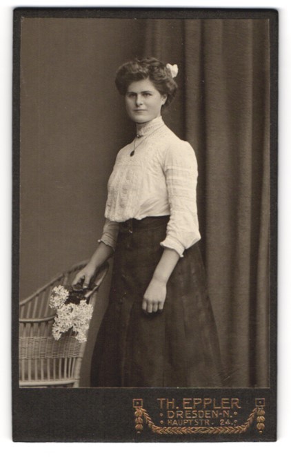 Photograph Th. Eppler, Dresden, Hauptstr. 24, bourgeois lady with flowers in de