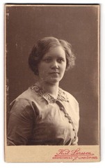 Photograph Karl Larsson, Linköping, Borgmästareg 3, portrait of a young woman