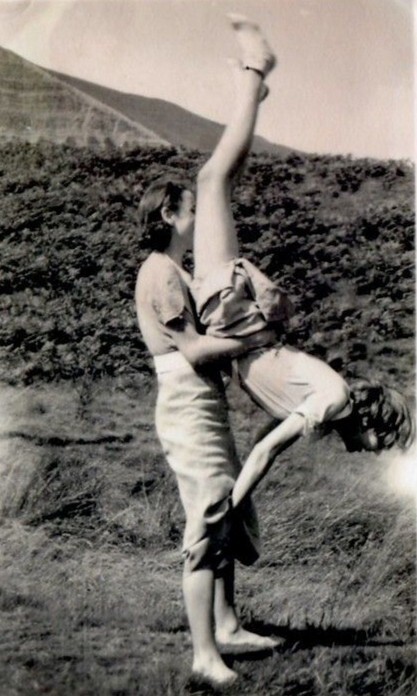 5##Photo negative film -Vintage- Kissing women – Lesbian couple – Love – Kiss