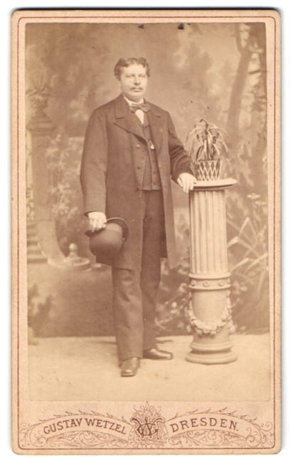 Photograph Gustav Wetzel, Dresden, Prager Strasse 6, Elegant Gentleman with Hat in