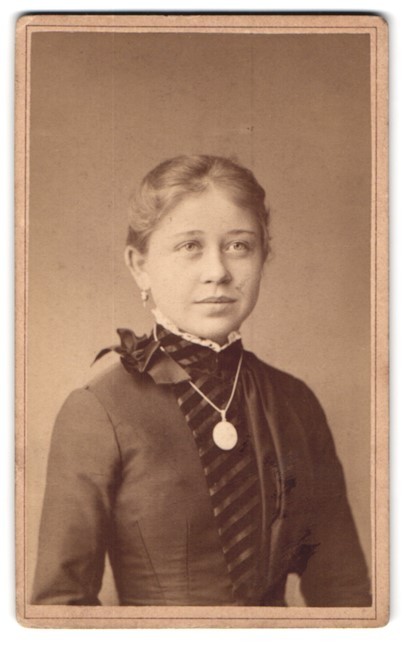 Photograph Eduard Lösche, Rudolstadt, Mauer-Straße 27, portrait of a young woman