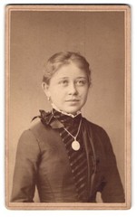 Photograph Eduard Lösche, Rudolstadt, Mauer-Straße 27, portrait of a young woman