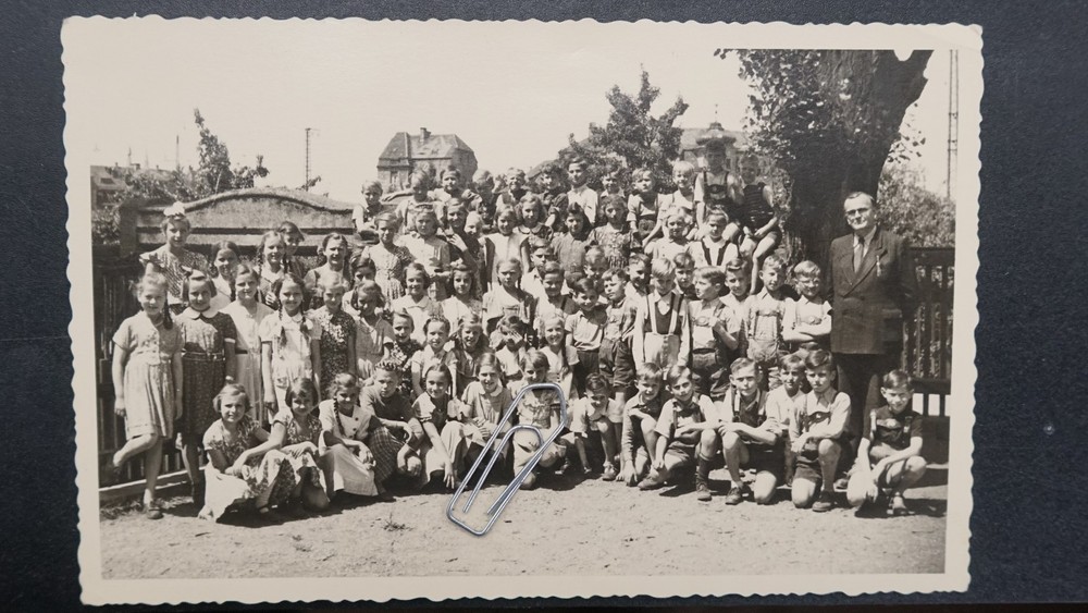 Photo portrait Regensburg Bavaria class picture schoolyard 1950 children teacher view