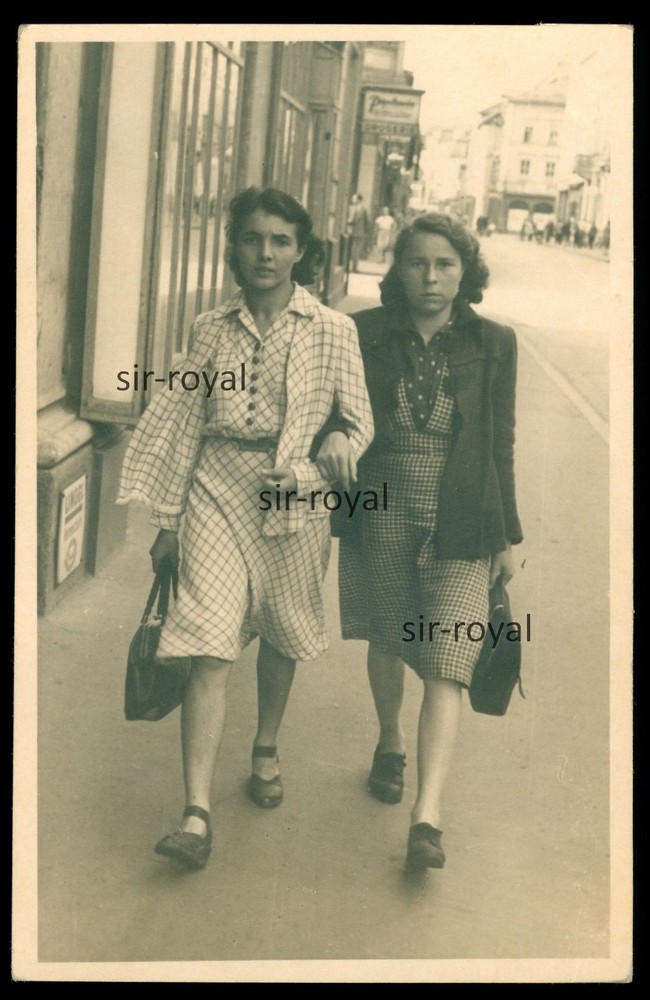 Meiningen 1951-Two Women on the Street-GDR 1950s-Photo 8x13cm