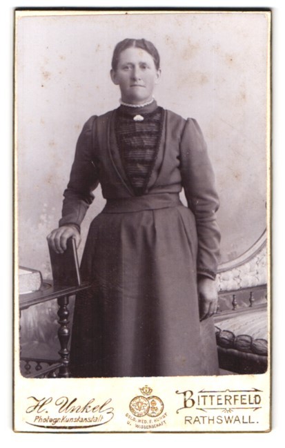 Photograph H. Unkel, Bitterfeld, portrait of an elegantly dressed young woman