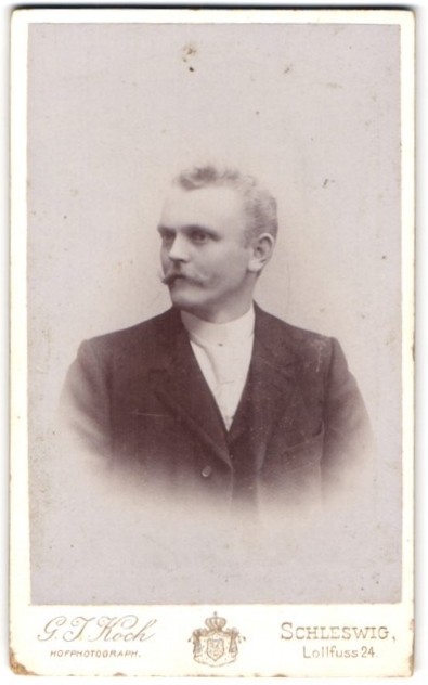 Photograph G. J. Koch, Schleswig, Lollfuss 24, portrait of a man in a suit