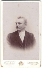 Photograph G. J. Koch, Schleswig, Lollfuss 24, portrait of a man in a suit