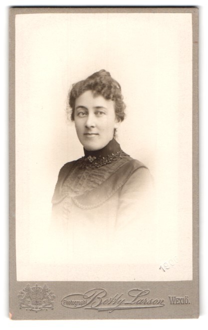 Photograph Betty Larson, Wexiö, Sandgärdsgatan 24, portrait of a lady 1906