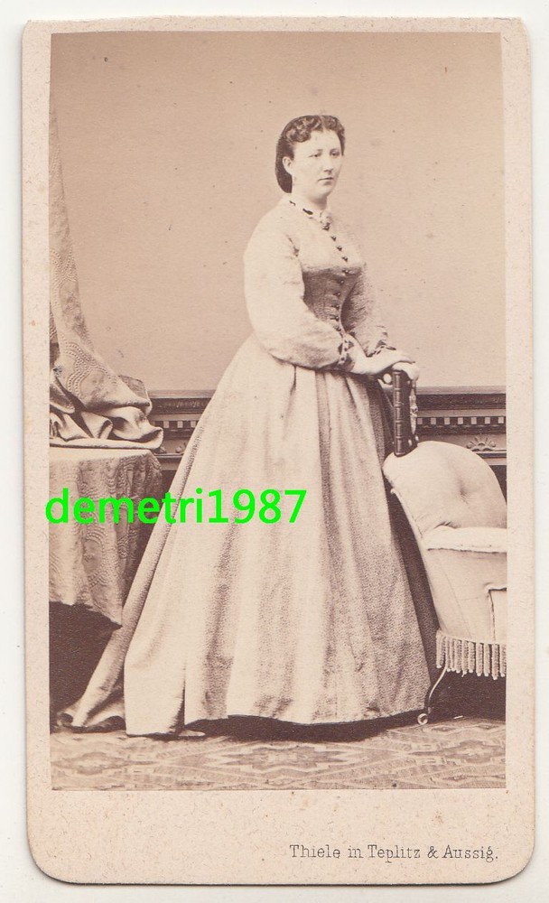 CdV photo lady in fine fashion around 1870 Thiele Teplitz Aussig Bohemia