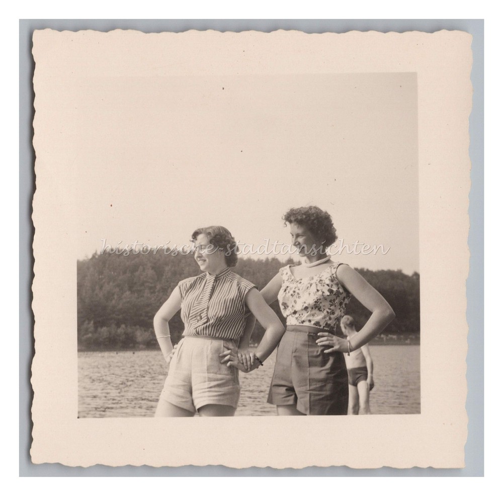 Portrait zweier Frauen in Sommerbekleidung – Mode Frisur – Altes Foto 1950er