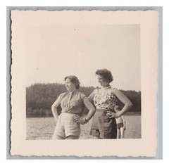 Portrait zweier Frauen in Sommerbekleidung – Mode Frisur – Altes Foto 1950er